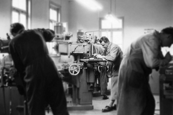 Карл Ленхарт за роботою у своїй майстерні Карл Ленхарт за роботою у своїй майстерні