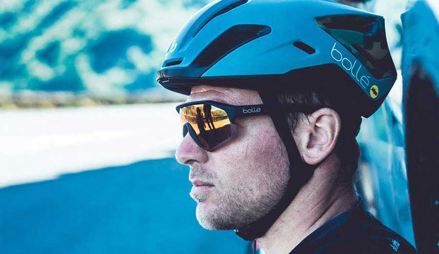 Велосипедист в окулярах Chronoshield і шоломі Bolle. Джерело фото: bikeinn.com Велосипедист в окулярах Chronoshield і шоломі Bolle. Джерело фото: bikeinn.com